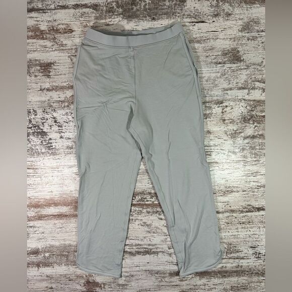 Women’s Lululemon Every Moment Pant Capri gray size 6 EUC W5BAMS 26” inseam - Picture 1 of 6